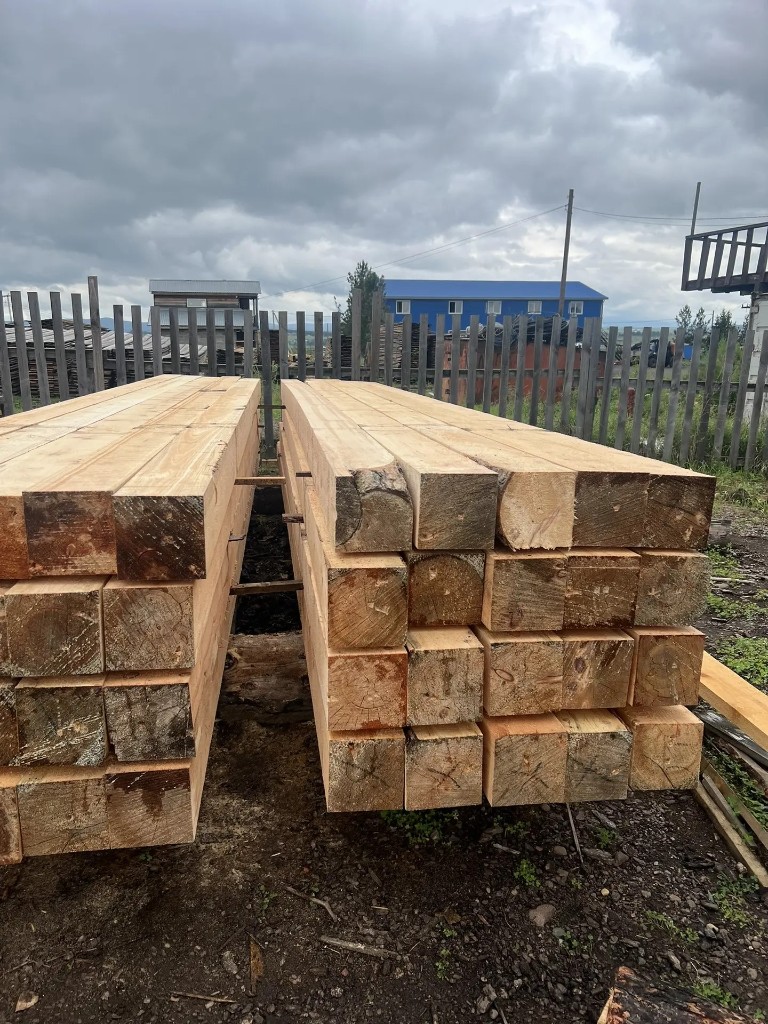 Штабеля пиленого бруса на площадке